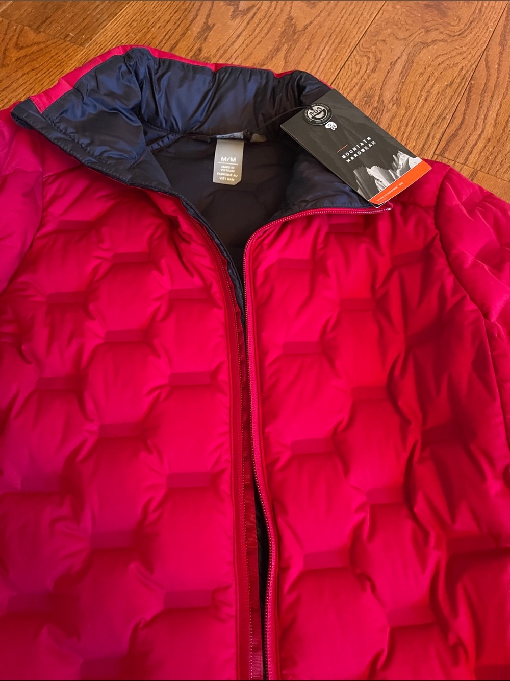 Mountain Hardwear Women's Red Jacket with Navy Blue Lining and Accents - Picture 2 of 5